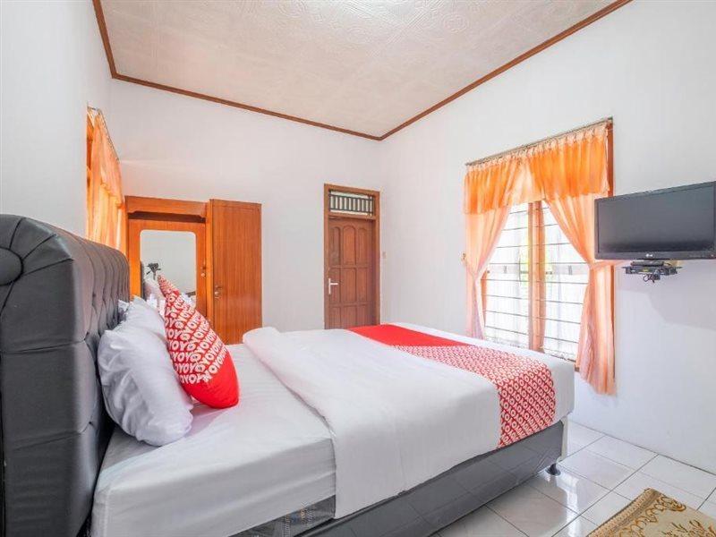 Capital O 1541 Puri Cikole Asri Hotel Lembang Exterior foto