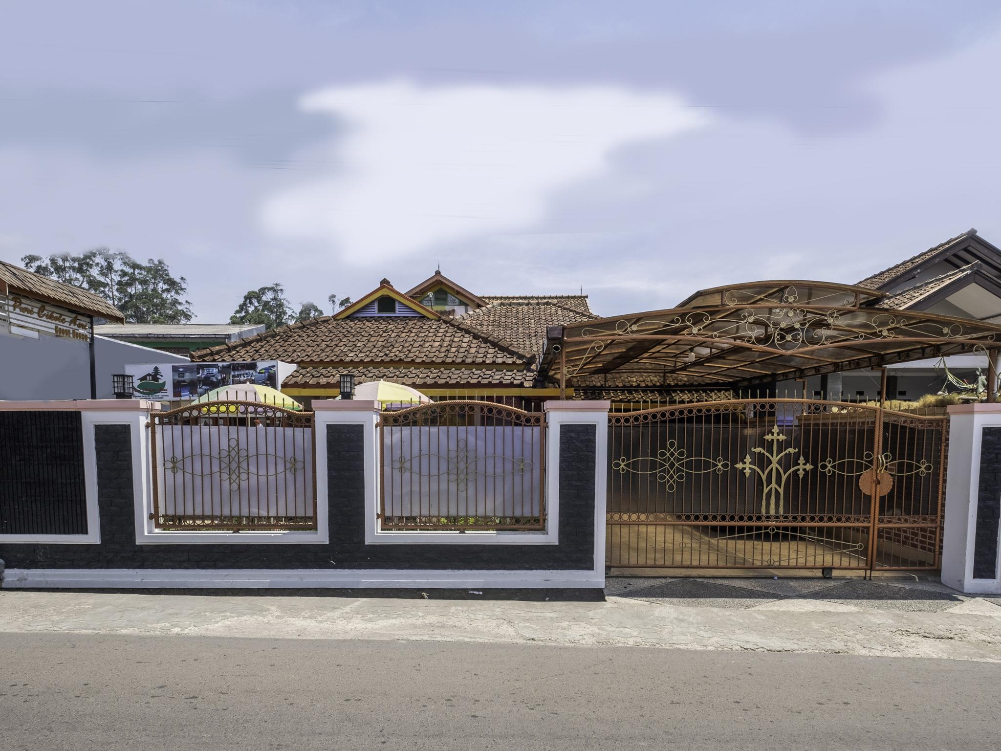 Capital O 1541 Puri Cikole Asri Hotel Lembang Exterior foto