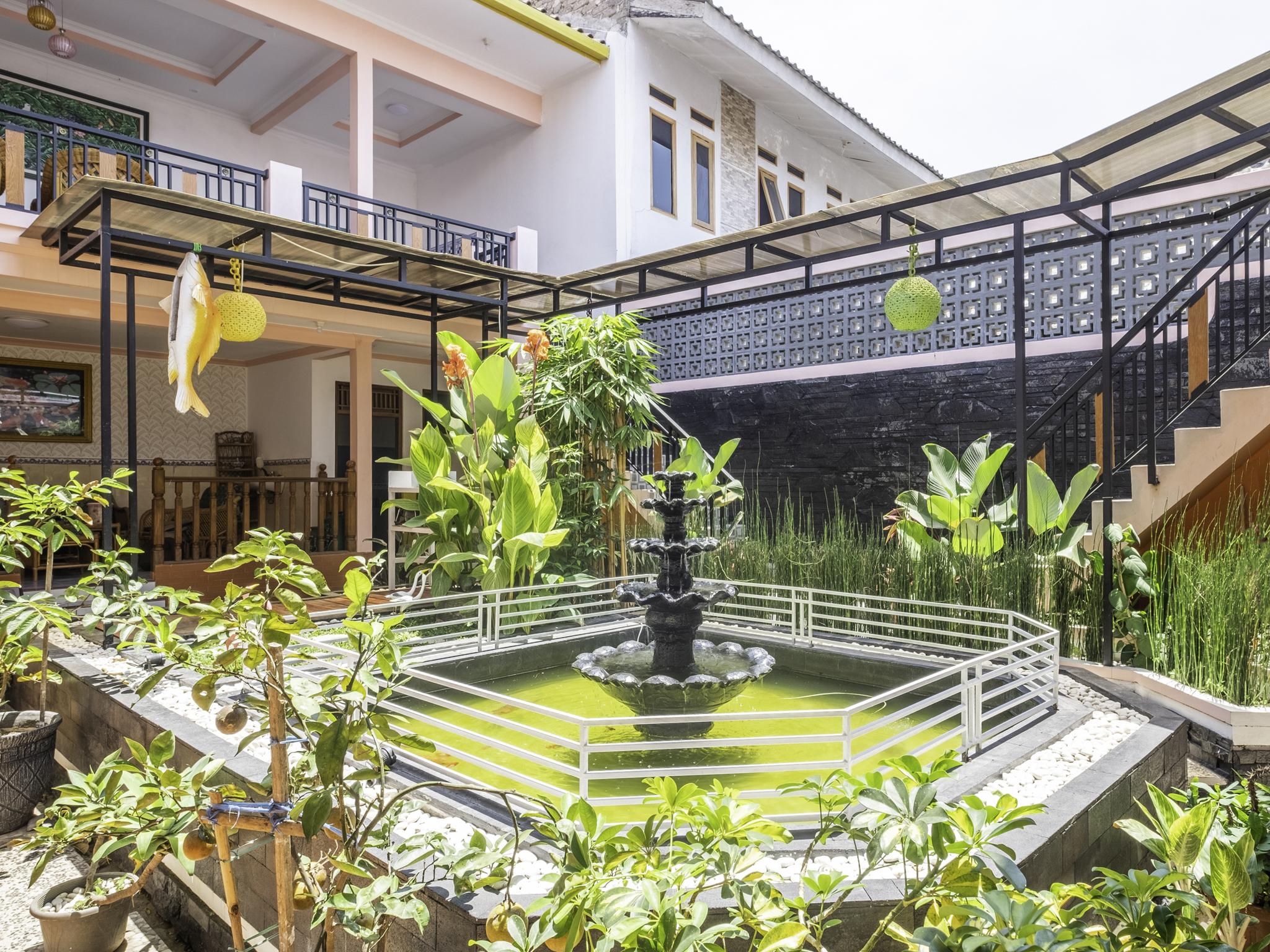 Capital O 1541 Puri Cikole Asri Hotel Lembang Exterior foto