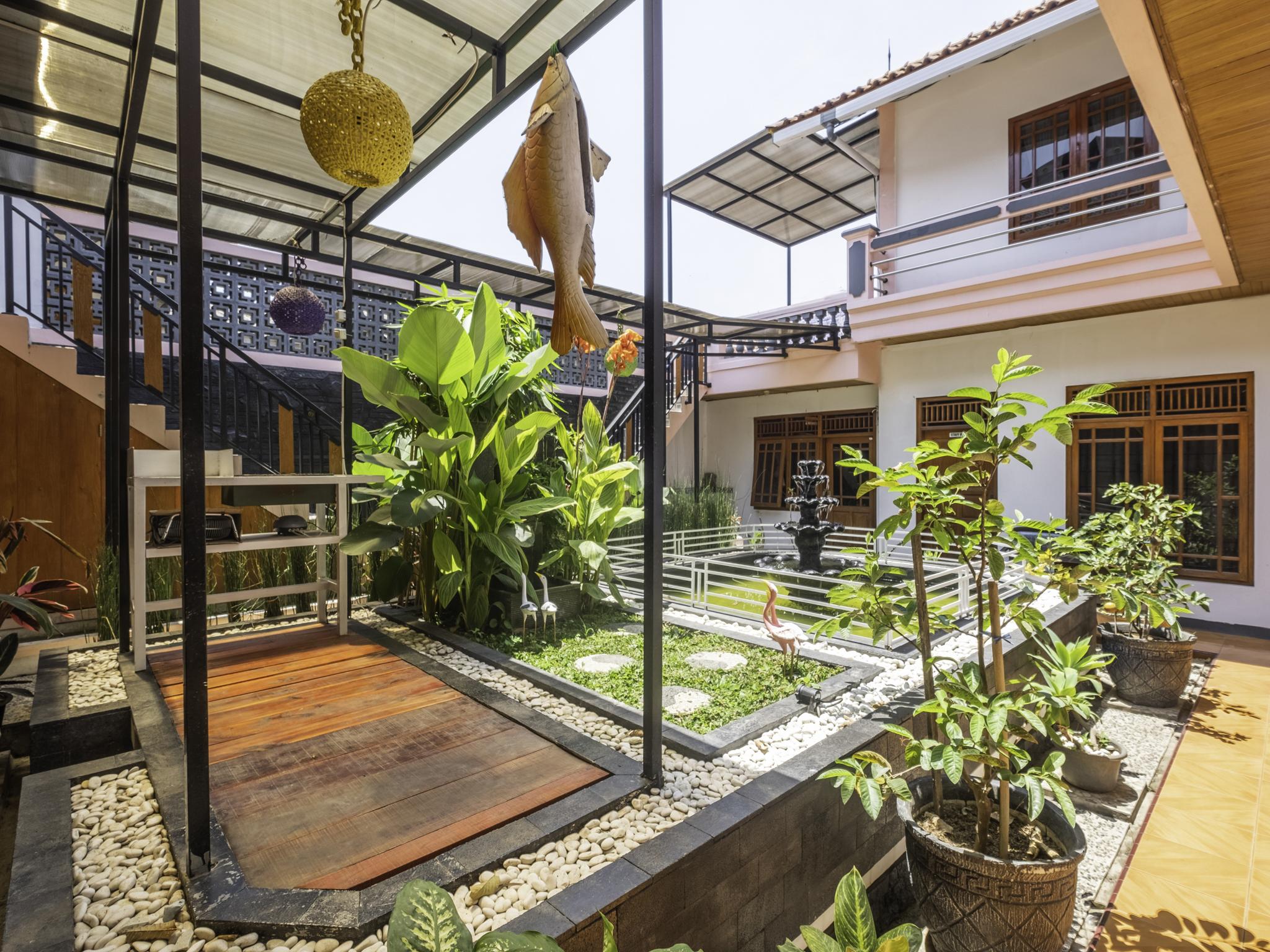 Capital O 1541 Puri Cikole Asri Hotel Lembang Exterior foto