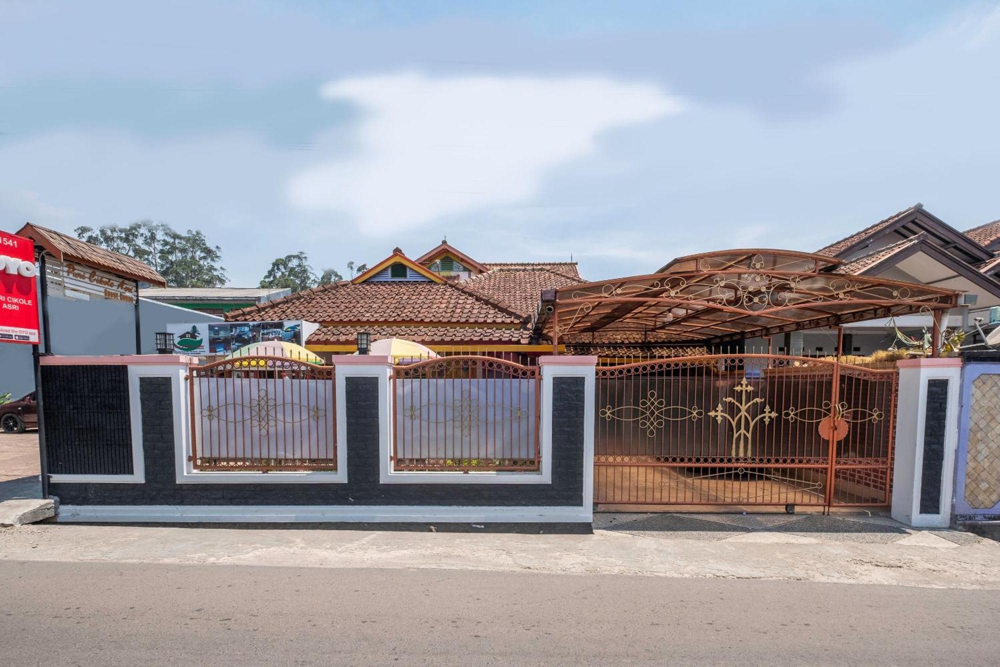 Capital O 1541 Puri Cikole Asri Hotel Lembang Exterior foto
