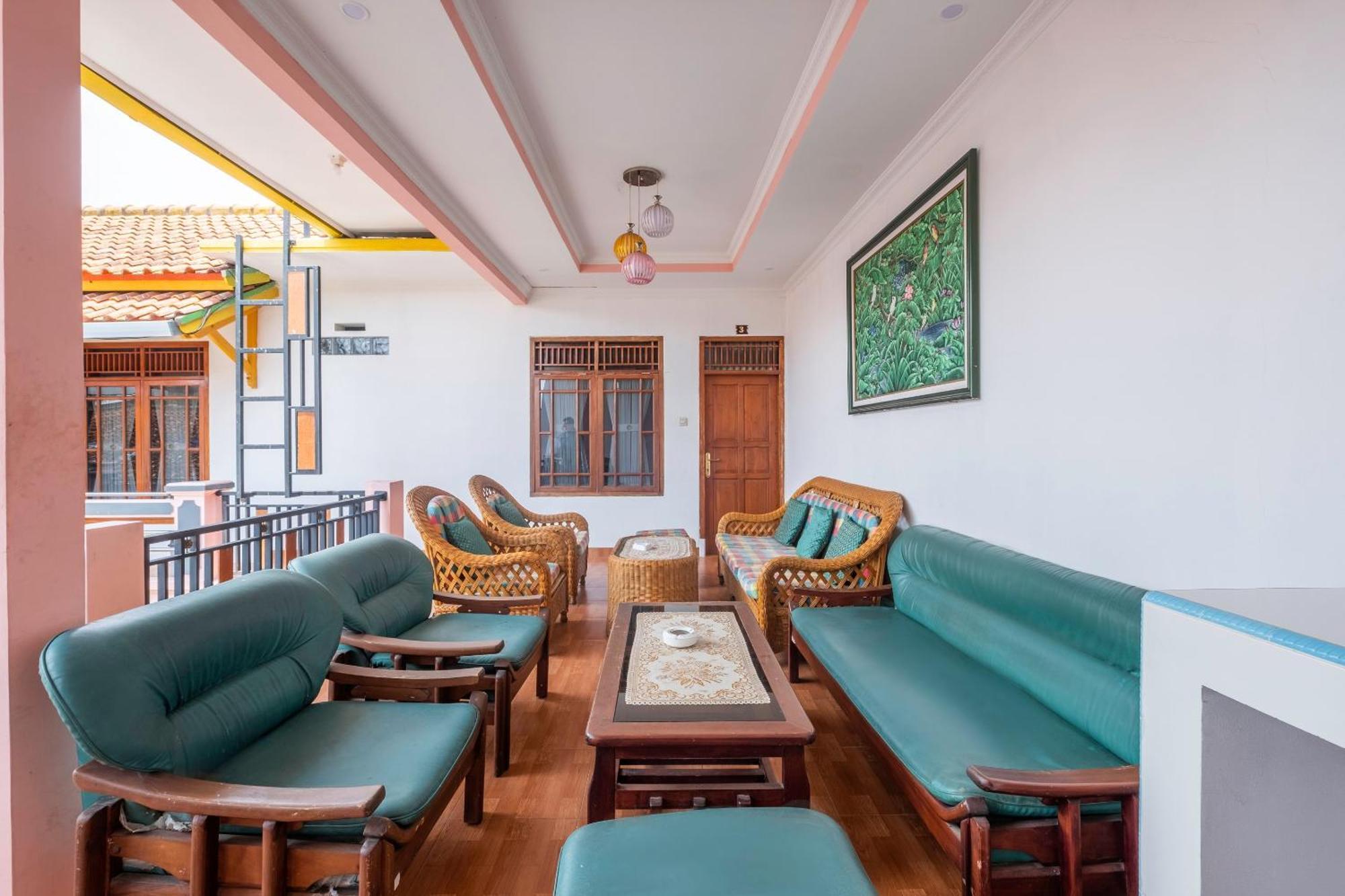 Capital O 1541 Puri Cikole Asri Hotel Lembang Exterior foto