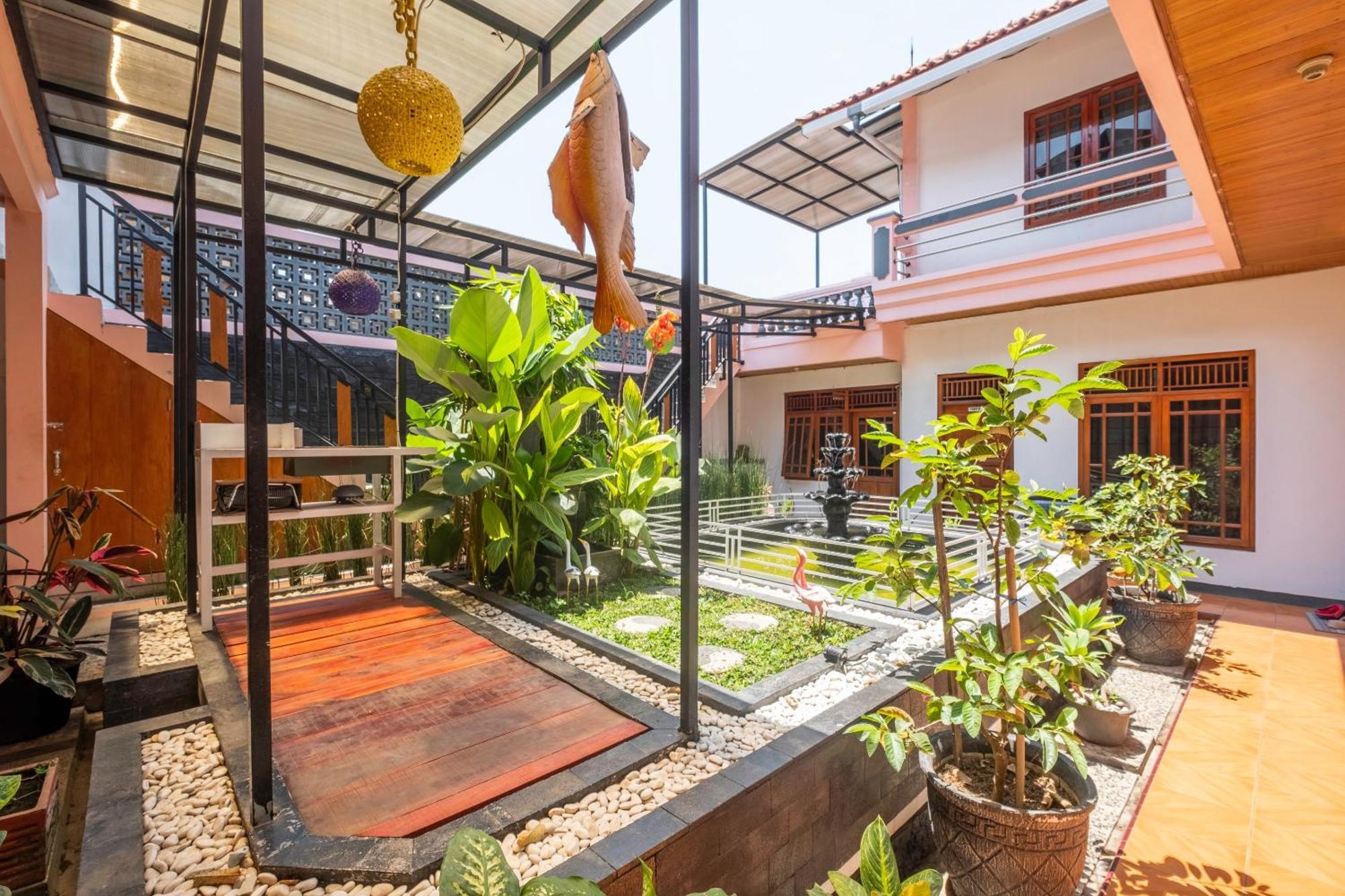 Capital O 1541 Puri Cikole Asri Hotel Lembang Exterior foto