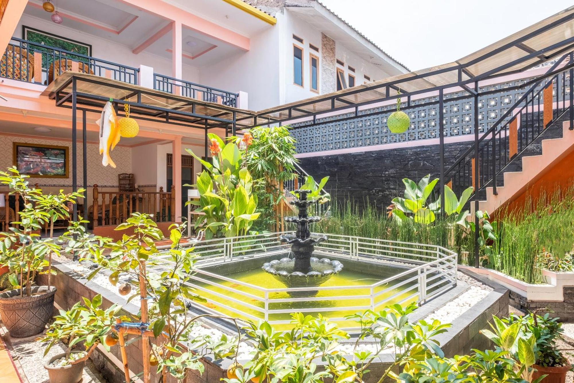 Capital O 1541 Puri Cikole Asri Hotel Lembang Exterior foto